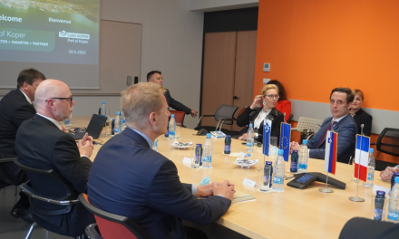 Ministro francese e delegati di CMA CGM in visita al porto di Capodistria