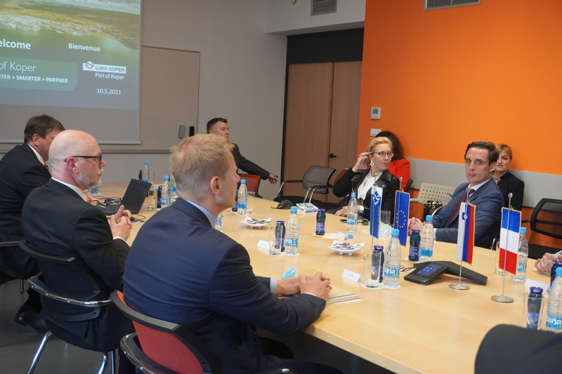 Ministro francese e delegati di CMA CGM in visita al porto di Capodistria