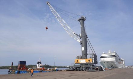 Monfalcone, new crane from Trieste unloaded