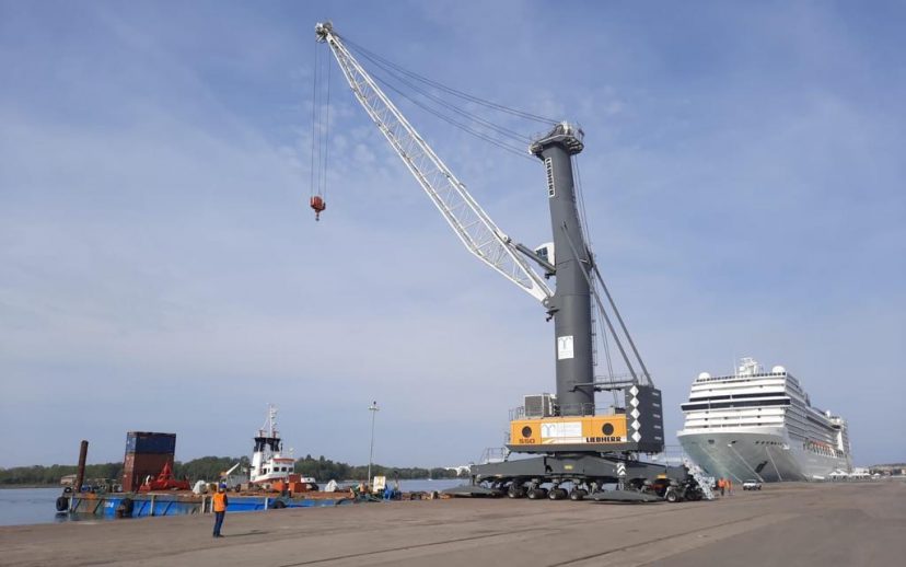 Monfalcone, new crane from Trieste unloaded