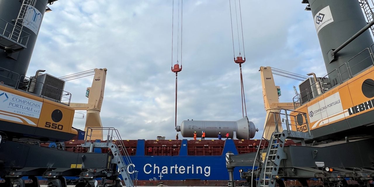 Monfalcone, project cargo operated in tandem after the arrival of the new crane