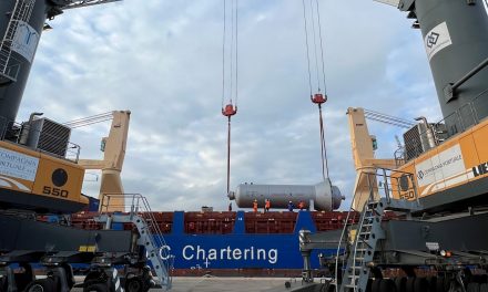 Monfalcone, project cargo operated in tandem after the arrival of the new crane