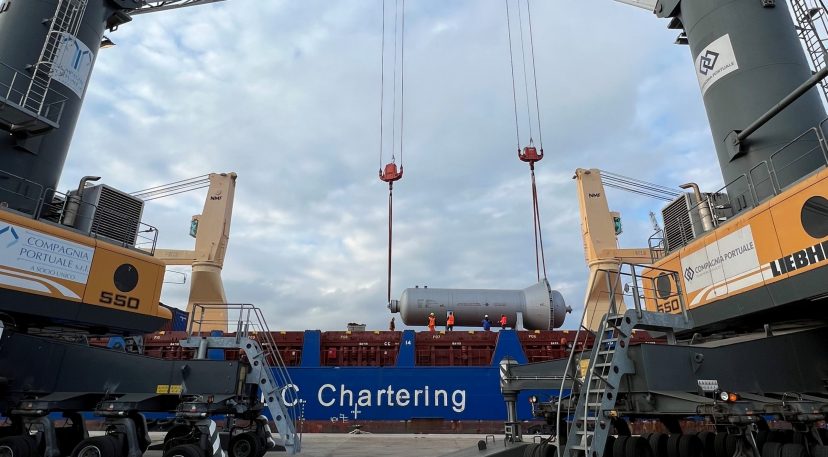 Monfalcone, project cargo operated in tandem after the arrival of the new crane