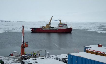 La Laura Bassi in navigazione verso l’Antartide
