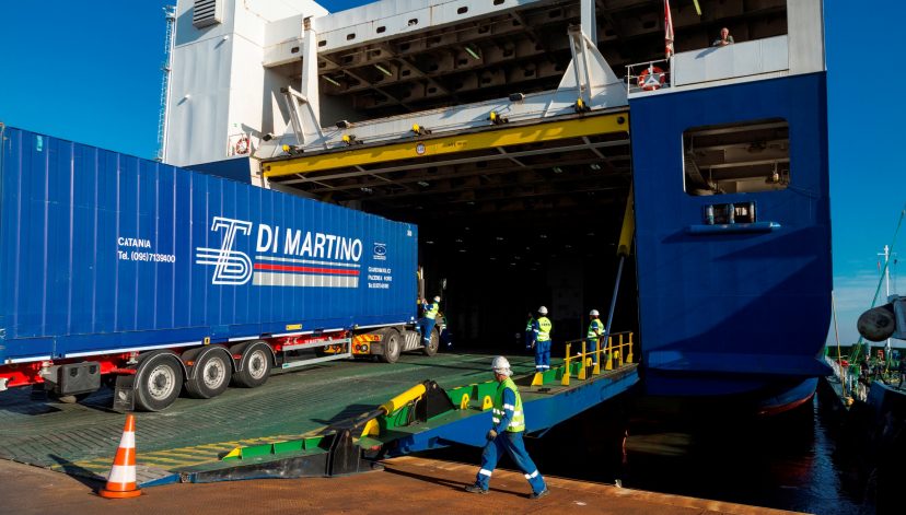 Venezia, escavi e sistemazione dei fondali al terminal traghetti di Fusina