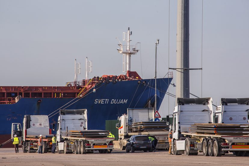 Crisi Ucraina, chiuso il porto di Mariupol: stop alle navi attese a Monfalcone