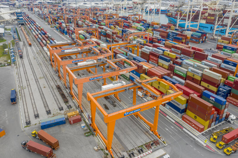 Porto di Capodistria, in arrivo tre nuove gru da piazzale per il terminal container