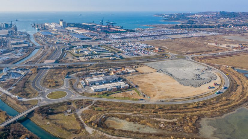 Porto di Capodistria, terminal camion con i materiali di scavo dei tunnel ferroviari