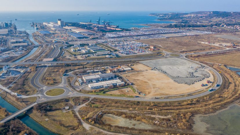 Porto di Capodistria, terminal camion con i materiali di scavo dei tunnel ferroviari