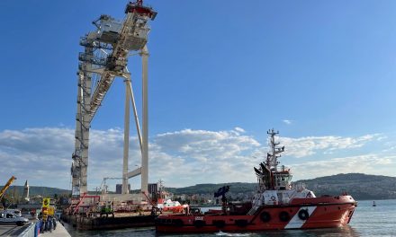 Porto di Capodistria, consegnata la prima delle due nuove gru per container