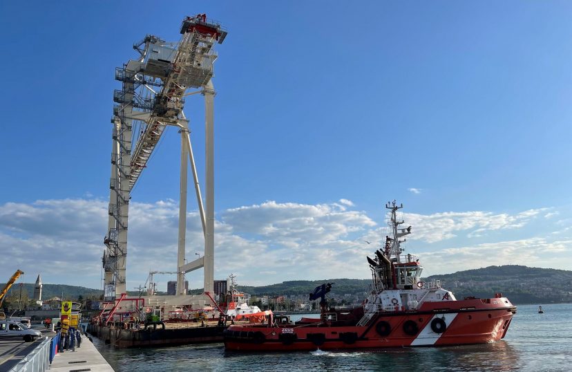 Porto di Capodistria, consegnata la prima delle due nuove gru per container