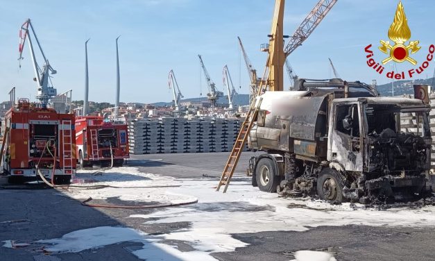 Porto di Trieste, Piattaforma logistica: camion in fiamme, intervento Vigili del Fuoco