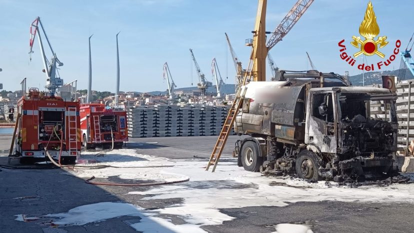 Porto di Trieste, Piattaforma logistica: camion in fiamme, intervento Vigili del Fuoco