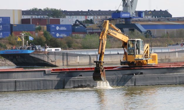 Il porto di Duisburg in emergenza per l’acqua bassa del Reno