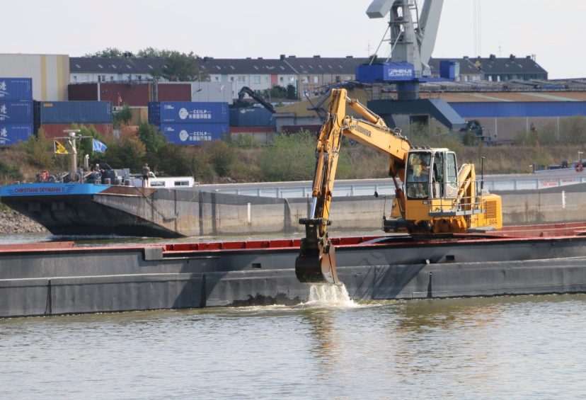 Il porto di Duisburg in emergenza per l’acqua bassa del Reno<h2 class='anw-subtitle'>duisport, società che gestisce i terminal dello scalo, ha dato il via a una serie di dragaggi: navi cariche solo al 30%</h2>