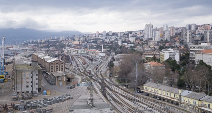 Porto di Fiume, ferrovia per Budapest: Strabag sigla contratto da 226 milioni<h2 class='anw-subtitle'>I lavori riguardano il primo tratto di 44 km tra Hrvatski Leskovac e Karlovac: progetto finanziato all’85% da fondi Ue</h2>