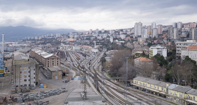 Porto di Fiume, raddoppio ferrovia: inizio lavori non prima del 2029<h2 class='anw-subtitle'>Infrastruttura strategica per lo scalo: attesi 3,3 miliardi di euro di impatto economico e 8.000 posti di lavoro se completata entro il 2032</h2>