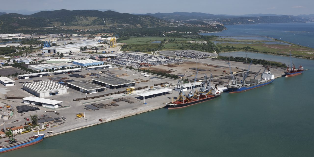 Monfalcone, slittano di un anno i lavori di escavo<h2 class='anw-subtitle'>Iniziati gli interventi preliminari per portare a -12,5 metri canale di accesso e bacino di evoluzione dello scalo</h2>