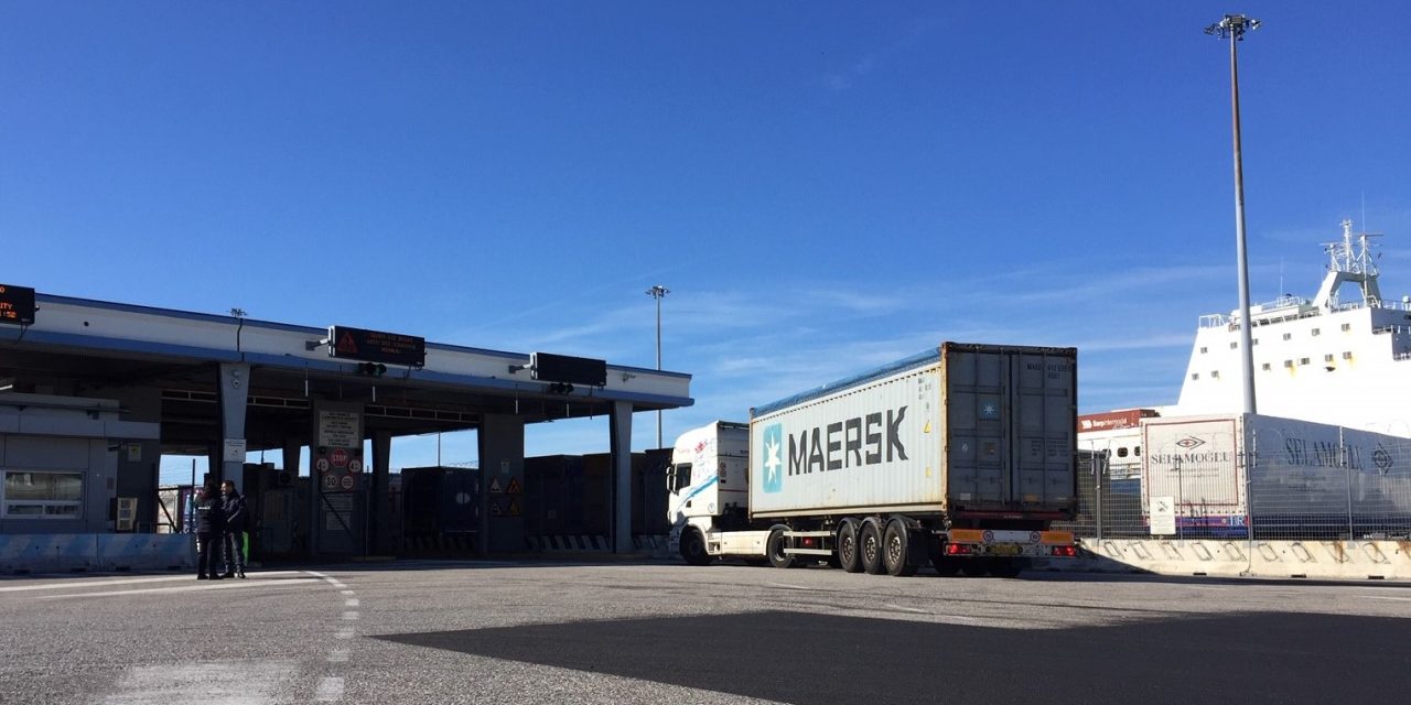 Porto di Trieste, accesso ai camion solo con preavviso<h2 class='anw-subtitle'>Sta per entrare in vigore la nuova normativa che dovrebbe ridurre i tempi di attesa ai varchi dello scalo</h2>