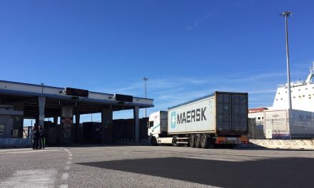 Porto di Trieste, accesso ai camion solo con preavviso<h2 class='anw-subtitle'>Sta per entrare in vigore la nuova normativa che dovrebbe ridurre i tempi di attesa ai varchi dello scalo</h2>