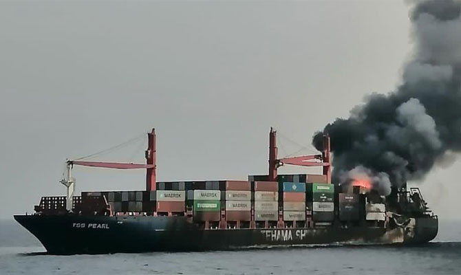 Feeder portacontainer cola a picco nel Mar Rosso<h2 class='anw-subtitle'>Il video dell'incendio che causa l'affondamento della TSS Pearl, in servizio tra Gedda e Aden</h2>