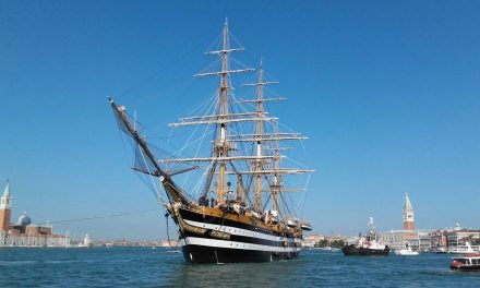 Venezia, incidente alla Amerigo Vespucci<h2 class='anw-subtitle'>Un catamarano in manovra ha sbattuto contro la prua della nave scuola: pochi danni e niente feriti</h2>