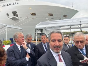 Monfalcone, l'ad di Fincantieri Pierroberto Folgiero, alla sua sinistra il presidente Claudio Graziano. Alle loro spalle Pierfrancesco Vago, Executive Chairman della divisione Crociere del Gruppo MSC.