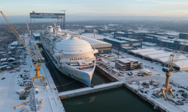 Uscita dal bacino la nave da crociera più grande del mondo