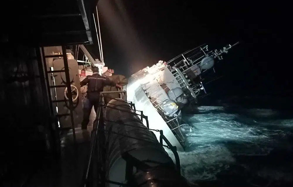 Thailandia, nave militare si rovescia: 31 dispersi<h2 class='anw-subtitle'>Il video dell'unità della Royal Thai Navy che affonda a causa di una tempesta: a bordo non c'erano abbastanza salvagenti per i marinai</h2>