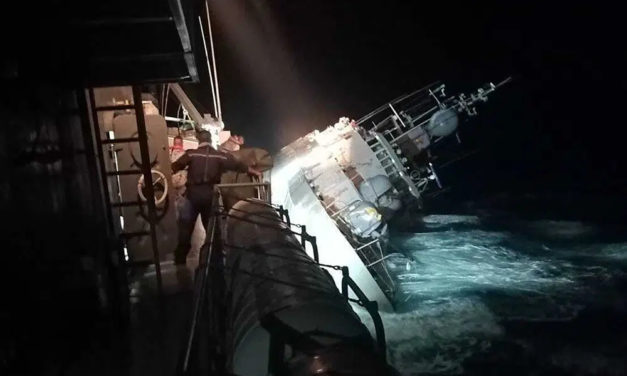 Thailandia, nave militare si rovescia: 31 dispersi