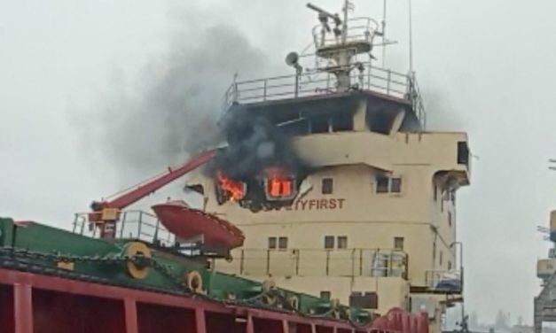 Missile colpisce nave turca nel porto ucraino di Kherson (video)