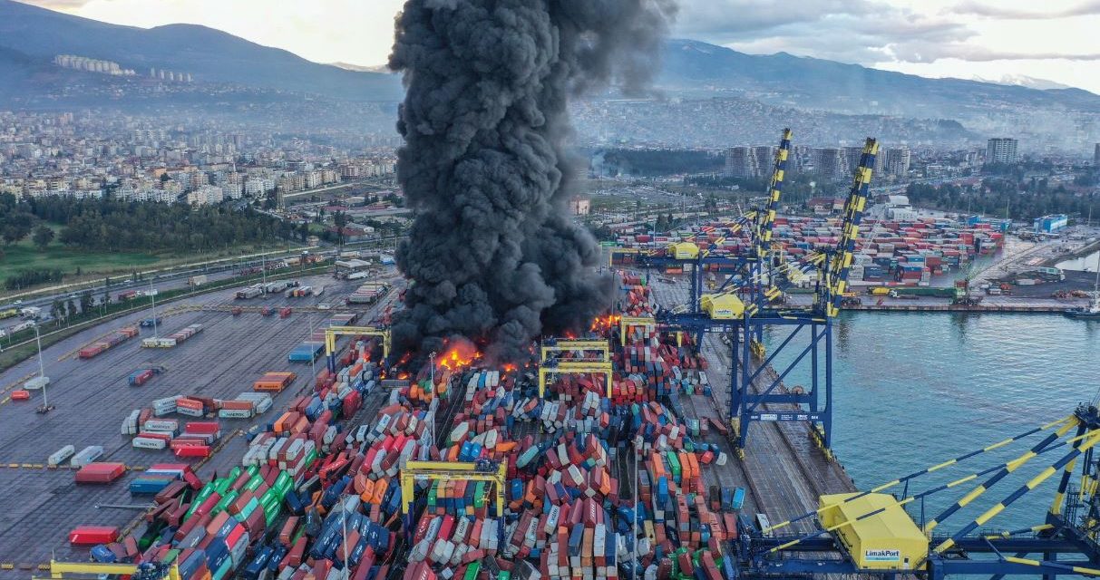 Spento l’incendio al porto turco di Iskenderun (video)<h2 class='anw-subtitle'>La notizia confermata dal ministero della Difesa dopo il terremoto che ha colpito Turchia e Siria</h2>