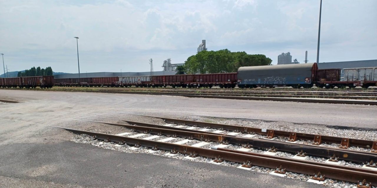 Nuovi binari Zona industriale Alto Friuli<h2 class='anw-subtitle'>Inaugurati ieri a Rivoli di Osoppo. Presidente Cosef Gottardo: «Rispondiamo a esigenze logistiche incentivando trasporti ferroviari»</h2>