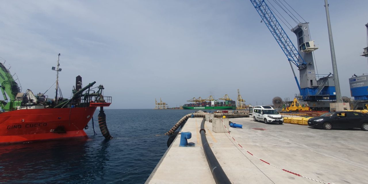 Dragaggi per Porto Nogaro: i fanghi alla Piattaforma logistica di Trieste<h2 class='anw-subtitle'>Iniziato l'escavo (video) nel canale di accesso alla scalo a servizio dell'area industriale dell'Aussa Corno</h2>