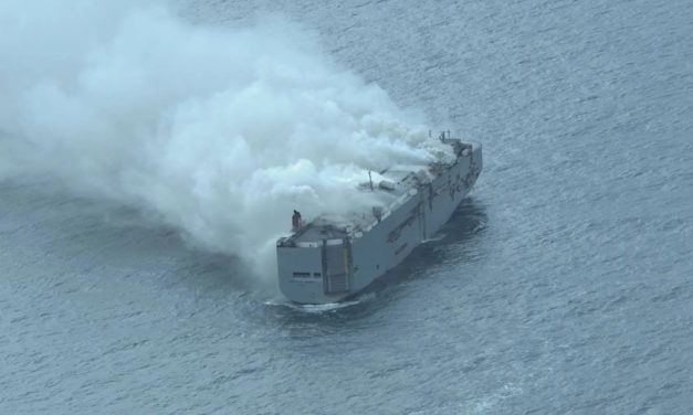 Car carrier ancora in fiamme al largo delle coste olandesi (video)