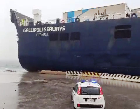 Maltempo a Trieste, Ro-Ro rompe gli ormeggi<h2 class='anw-subtitle'>Divelta una bitta alla Stazione marittima. Incidente al porto di Capodistria: vigile del fuoco colpito da un fulmine</h2>