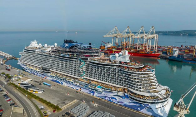 La meganave da crociera Norwegian Viva al porto di Capodistria