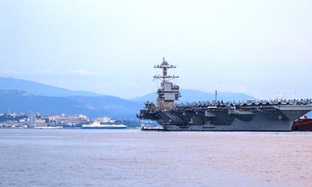 La portaerei Ford da stamattina davanti a Trieste