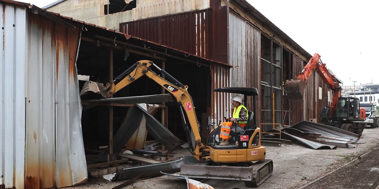 Trieste, via alla demolizioni per il futuro Parco del mare<h2 class='anw-subtitle'>Ruspe a Porto Lido, nelle aree dell'ex cantiere navale Cartubi</h2>