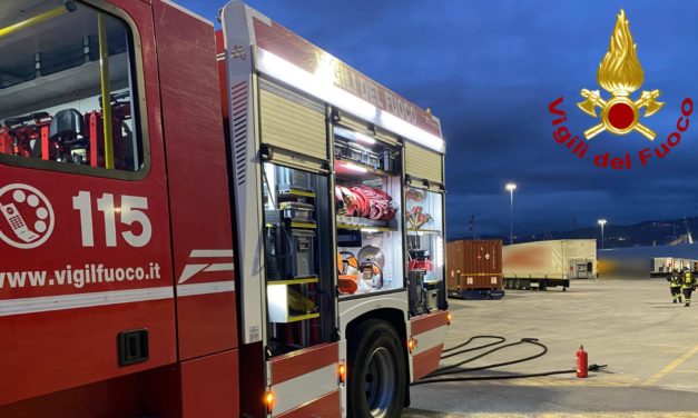 Porto di Trieste, intervento dei Vigili del Fuoco su semirimorchio