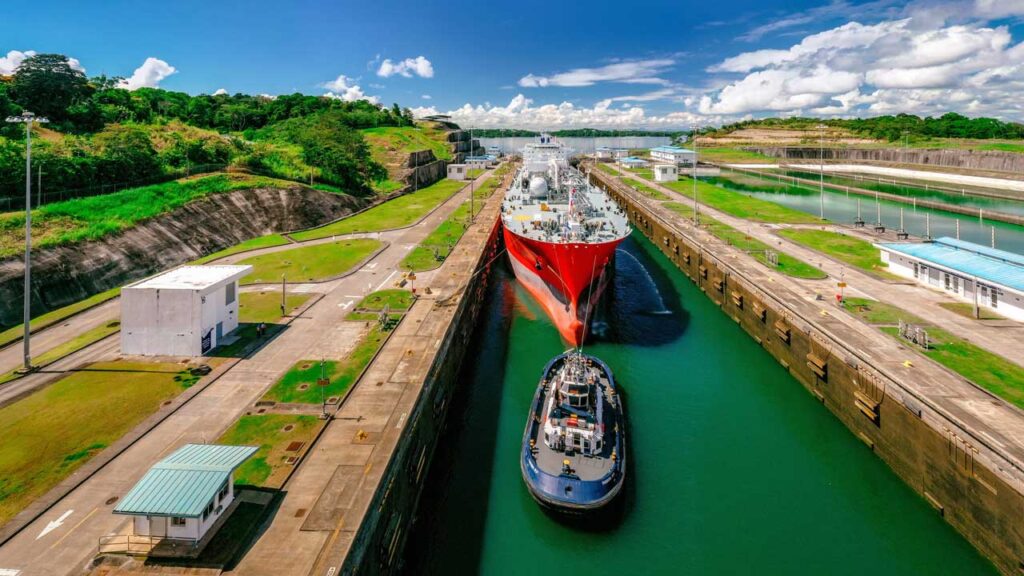 Suez e Panama, forniture natalizie a rischio per la crisi dei due canali<h2 class='anw-subtitle'>Gli attacchi nel Mar Rosso e la siccità minacciano le supply chain: compagnie di navigazione iniziano a dirottare le navi</h2>