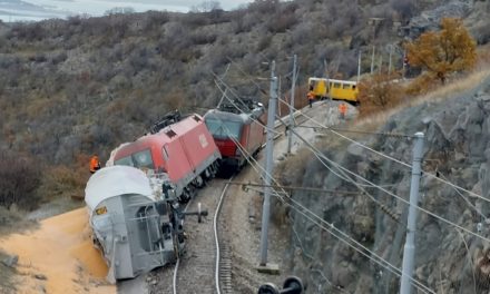 Incidente ferroviario nei pressi del porto di Fiume<h2 class='anw-subtitle'>Sfiorata la tragedia dopo la collisione fra un treno merci e un mezzo per la manutenzione</h2>