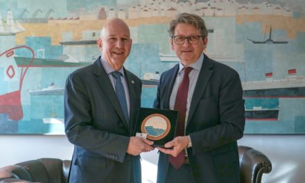 Ambasciatore Usa in visita al porto di Trieste<h2 class='anw-subtitle'>Crisi del Mar Rosso, sviluppo dello scalo e investimenti americani tra gli argomenti dell'incontro con l'Authority</h2>