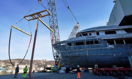 Trieste, Seadock vara maxiyacht nel Canale di Zaule<h2 class='anw-subtitle'>Lo scafo nato dalla collaborazione della società del Gruppo Samer con il Consorzio CNB</h2>