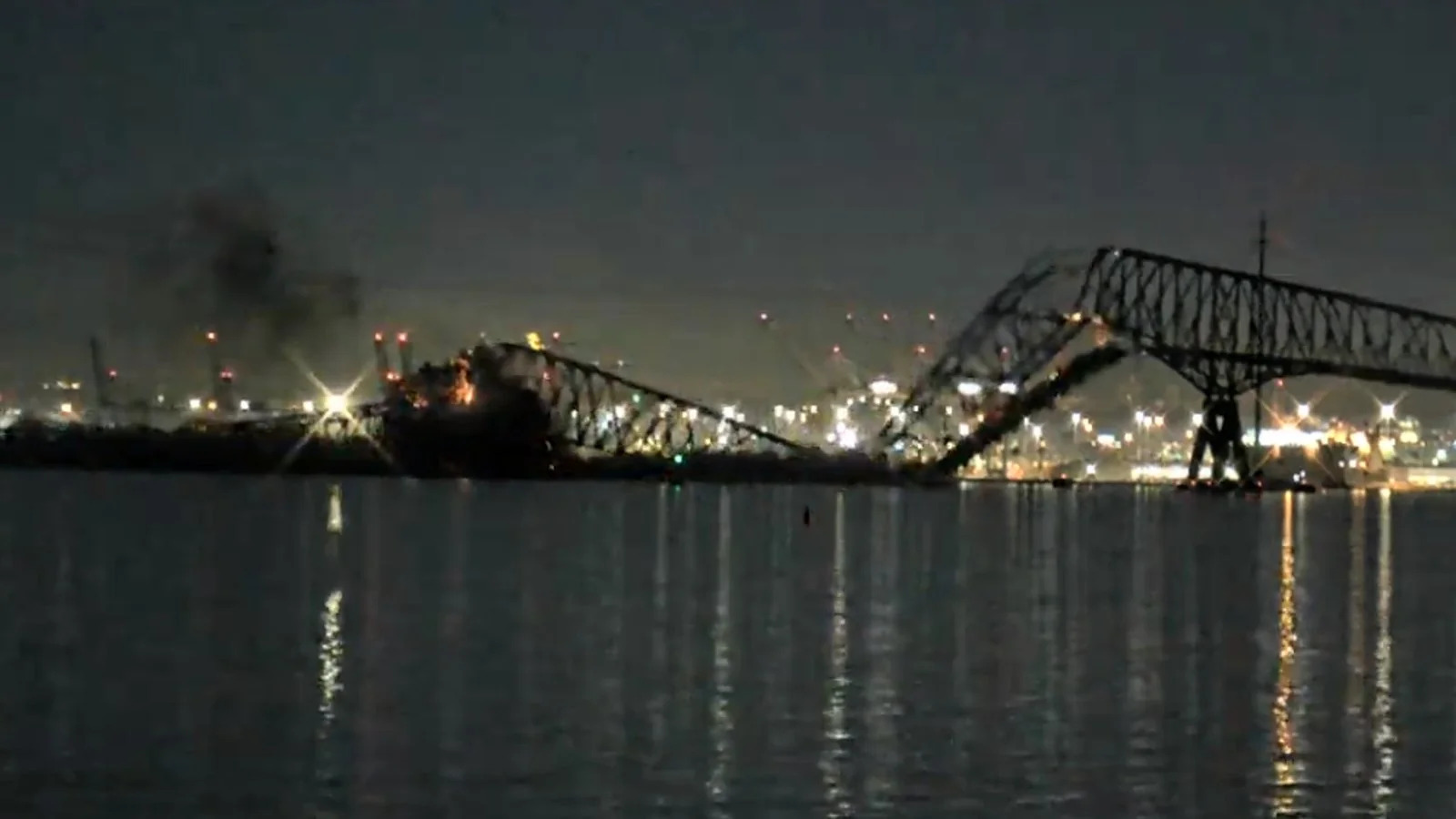 Il momento dell'impatto della Dali con il ponte del porto di Baltimora.