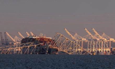 Portacontainer urta e fa crollare ponte a Baltimora<h2 class='anw-subtitle'>In corso di accertamento il numero delle vittime, calo in borsa per Maersk che aveva affittato la nave</h2>