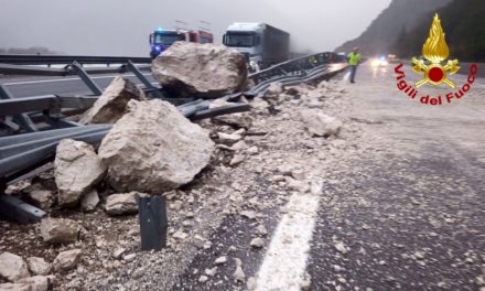 Traffico bloccato per una frana sulla A23 fra Udine e Tarvisio<h2 class='anw-subtitle'>Intervento di riapertura parziale e corsa contro il tempo per la messa in sicurezza: rischio code per la circolazione dei mezzi pesanti</h2>