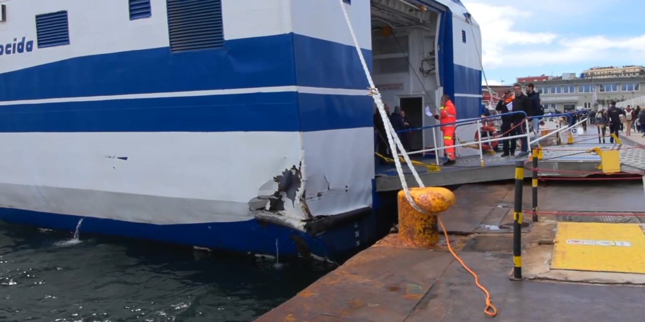 Traghetto urta banchina a Napoli<h2 class='anw-subtitle'>Una trentina di feriti nell'incidente stamattina per un'unità della Caremar proveniente da Capri</h2>