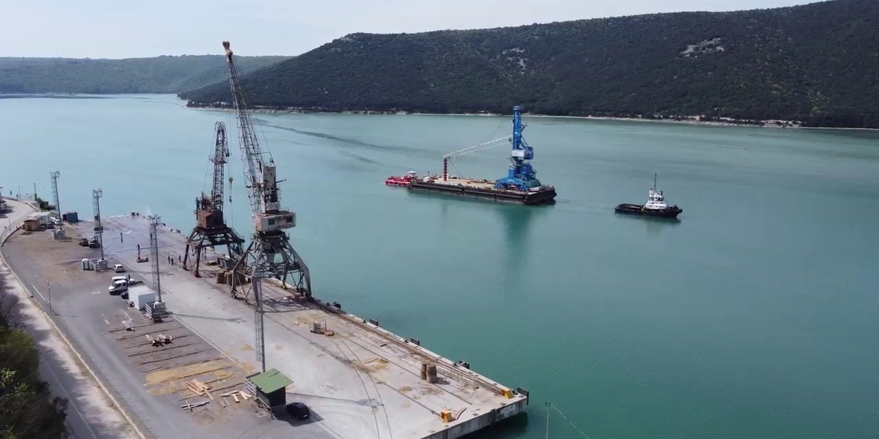 Porto di Fiume, nuova gru al terminal di Raša<h2 class='anw-subtitle'>Consegnata via mare nei giorni scorsi, ha una capacità di 20 tonnellate</h2>