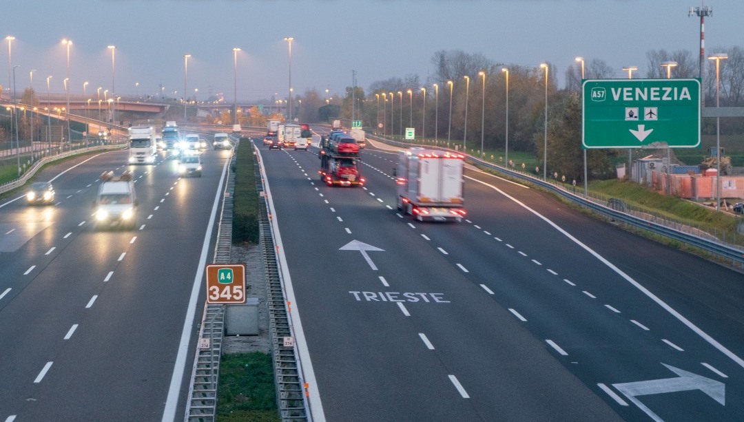 Tir in A4: sulla Milano-Venezia sono il doppio che sulla Torino-Milano<h2 class='anw-subtitle'>Il baricentro del sistema produttivo si è spostato a est: Veneto nel nuovo triangolo industriale</h2>